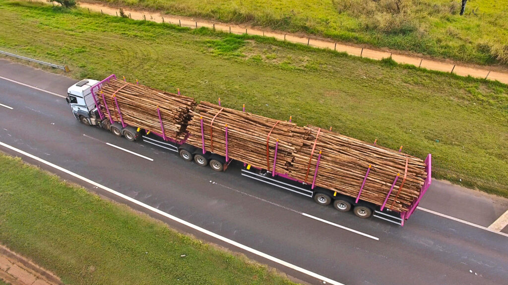 Super Bitrem Manos em operação Suzano de Três Lagoas, Mato Grosso do Sul.  Transporte florestal realizado pela empresa Garbuio.